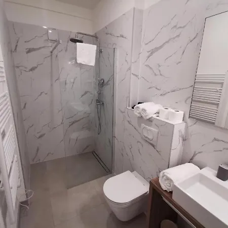 Pino Luxury And 招待所 4*