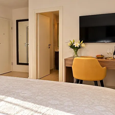 Pino Luxury And 4* Split
