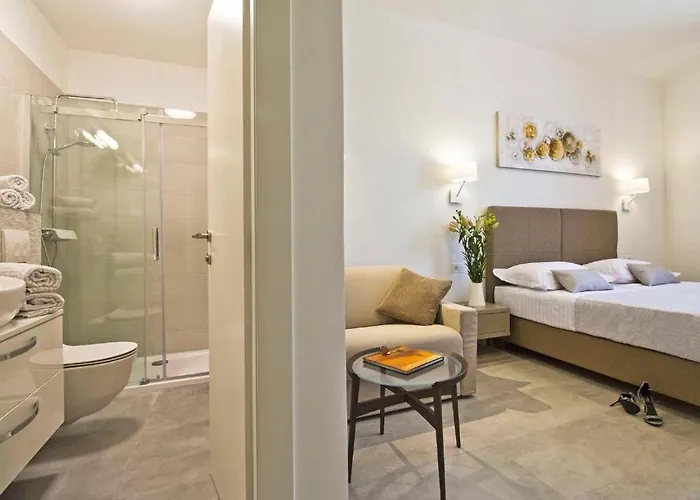 Pino Luxury And Gasthuis 4*