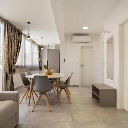 Гостьовий будинок Pino Luxury And